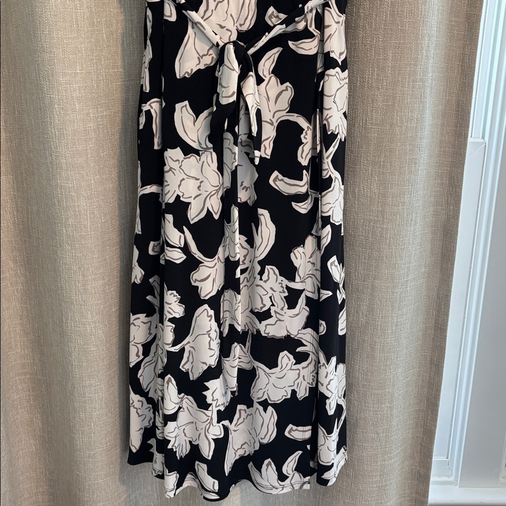 Size 1 Torrid midi wrap surplice dress in black white gray floral TTS 3/4 sleeve - Picture 3 of 8
